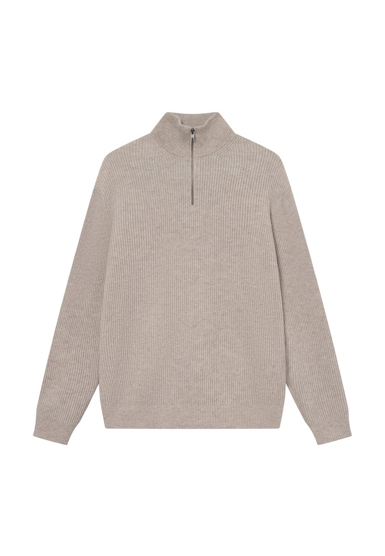 Μπεζ ριγέ πουλόβερ με ψηλό γιακά και μισό φερμουάρ. Κατασκευασμένο από μαλακό υλικό, διαθέτει μακριά μανίκια και άνετη εφαρμογή.