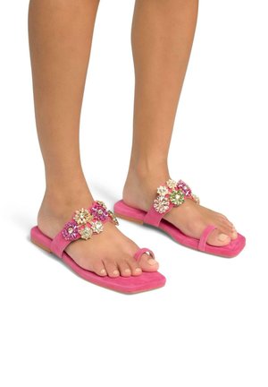 Infradito in suede rosa con una decorazione floreale in vari colori. La suola è piatta con un design semplice della fascetta per le dita.