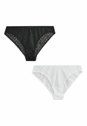 Dwie koronkowe majtki w stylu bikini, jedna czarna u góry, a druga biała u dołu, na białym tle.