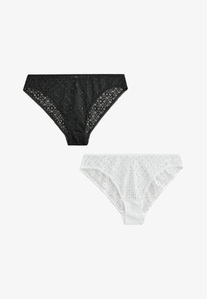 Zwei Spitzen-Bikini-Unterhosen, eine schwarze oben und eine weiße unten, auf weißem Hintergrund dargestellt.