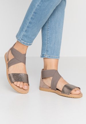 Bronzefarvede remsandaler med elastiske stropper, en tekstureret metalisk rem og en glat beige sål, der har et åbent tådesign og en minimal hæl.