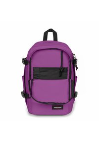 Lila polyester ryggsäck med en stor framficka med svart dragkedja, justerbara remmar och ett handtag på toppen för enkel bärning.