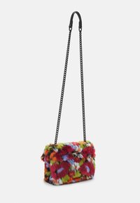 Mehrfarbige Faux-Fur-Crossbody-Tasche mit einer schwarzen Kettenriemen, rechteckiger Form und floralen Texturdetails auf der Außenseite.