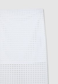 Tessuto a rete bianco con un motivo a griglia, caratterizzato da piccoli ritagli circolari. Texture leggera e semi-trasparente visibile ovunque.