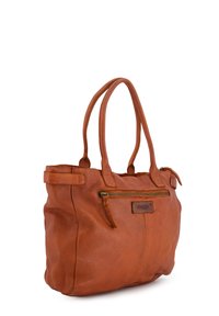 Sac tote en cuir marron avec doubles poignées, une poche zippée à l'avant et une finition texturée. Il présente une forme rectangulaire et des détails cousus.