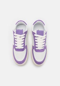 Sneakers in suede viola e pelle bianca con punta traforata, lacci bianchi e suole in gomma chiara. Marchio sul linguetta.