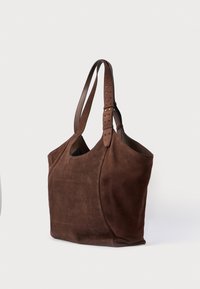 Hnedá semišová kabelka s jemnou textúrou, vybavená dvoma pretiahnutými rúčkami a prešitým švom na jednej strane.