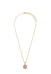 Gouden ketting met een ovale roze stenen hanger met fraai detail, hangend aan een delicate ketting. Ketting heeft een verstelbare sluiting.