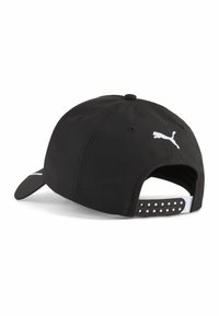 Čierna baseballová čiapka s bielym logom Puma, s krivým okrajom, nastaviteľným pásikom s malými otvormi a hladkou textúrou látky.