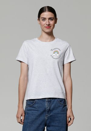 T-shirt en coton gris à manches courtes avec un arc-en-ciel brodé et des nuages, portant le texte "Le bonheur est fait maison" sur la poitrine.