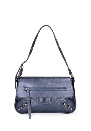 Sac bandoulière en cuir bleu marine avec poche avant à fermeture éclair, sangle réglable avec œillets métalliques et clous décoratifs en métal aux coins.