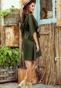 Chelsea Clark MINI SLEEVES LOOSE CUT - Denné šaty - khaki