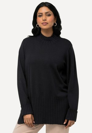 Schwarzer Pullover mit langen Ärmeln, geripptem Stehkragen, gerippten Bündchen und einem strukturierten unteren Saum. Aus weichem Strickmaterial gefertigt.