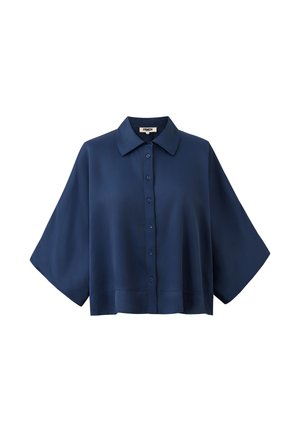 Navyblauw overhemd met korte mouwen, knoopsluiting, brede mouwen en een klassieke kraag, met een kort afgewerkte zoom, plat gelegd op een witte achtergrond.