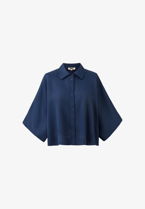 Navyblauw overhemd met korte mouwen, knoopsluiting, brede mouwen en een klassieke kraag, met een kort afgewerkte zoom, plat gelegd op een witte achtergrond.