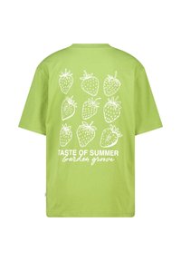 T-shirt en coton vert avec des illustrations de fraises blanches et le texte "GOÛT D'ÉTÉ Jardin des vergers" imprimé au dos.