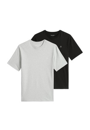 Due magliette semplici a maniche corte con collo a girocollo, una grigio chiaro davanti e una nera dietro con un piccolo logo bianco sul petto sinistro.