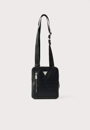 Borsa tracolla nera trapuntata con motivo triangolare, dettagli in argento e tracolla regolabile con il nome del marchio impresso.