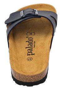 Infradito blu navy con soletta in sughero morbido e rivestimento in suede. Presenta una singola cinghia regolabile con fibbia per una vestibilità sicura.