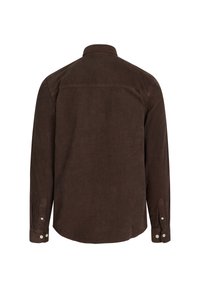 Brązowa koszula z korduroju z długimi rękawami, ze spiczastym kołnierzykiem i guzikami przy mankietach. Teksturowana tkanina ma delikatny prążkowany wzór.
