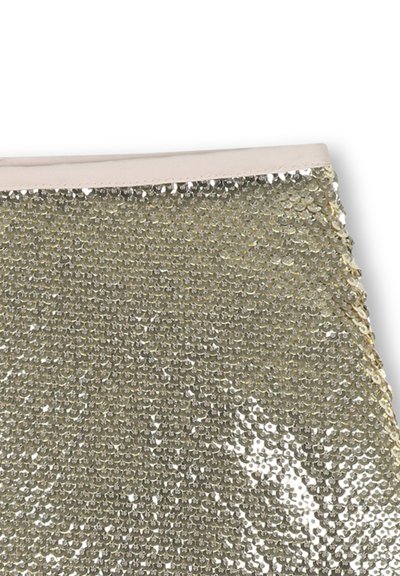 Tessuto oro con paillettes, dalla superficie liscia, con una fascia superiore di un leggero beige. Decorazioni scintillanti coprono la superficie principale.