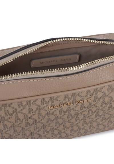 Τσάντα χειρός σε ταμπά δέρμα με χρυσά μεταλλικά στοιχεία, διαθέτει φερμουάρ και ανάγλυφο λογότυπο. Εσωτερική επένδυση από μπεζ ύφασμα.