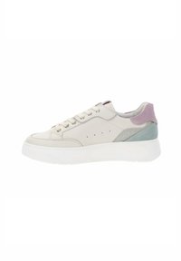 Białe skórzane sneakersy z pastelowymi niebieskimi i różowymi akcentami, okrągły czubek, sześć oczek i teksturowane detale na pięcie.