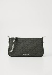 Geanta neagră Michael Kors prezintă un design texturat, închidere cu fermoar și o curea din lanț argintiu. Logo-ul este afișat proeminent în față.