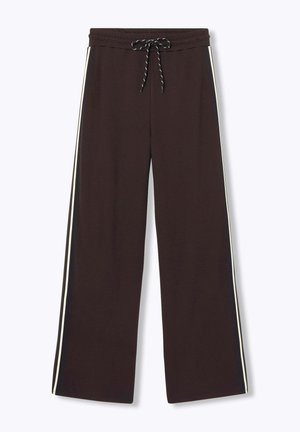 Pantalon large marron foncé avec des bandes blanches sur les côtés et un cordon noir et blanc à la taille élastique.