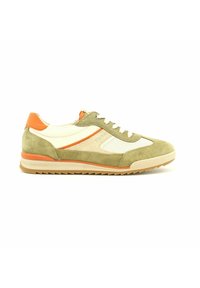Sneakers verdes in suede con pannelli in rete beige, dettagli arancioni e lacci bianchi. Sole in gomma con un motivo testurizzato e logo sul lato.
