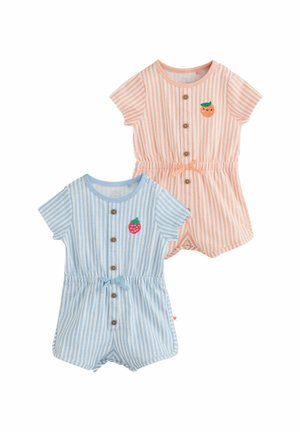 Zwei gestreifte Baby-Strampler mit kurzen Ärmeln und Knöpfen vorne, einer in Pfirsich mit orangefarbener Applikation, der andere blau mit Erdbeerapplikation, beide mit Taillenbändern.