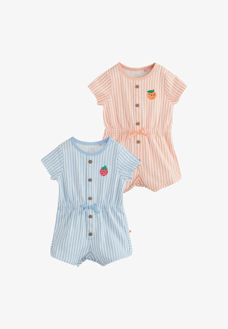 Deux grenouillères pour bébé à manches courtes rayées avec boutons sur le devant, une pêche avec un patch orange, une bleue avec un patch fraise, toutes deux avec des liens à la taille.