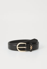 Ceinture en cuir noir avec une boucle en métal doré. Présente une texture lisse et un accent de matériel décoratif près de la boucle.