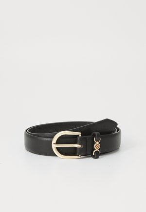 Cintura in pelle nera con fibbia in metallo dorato. Presenta una superficie liscia e un accento decorativo in metallo vicino alla fibbia.