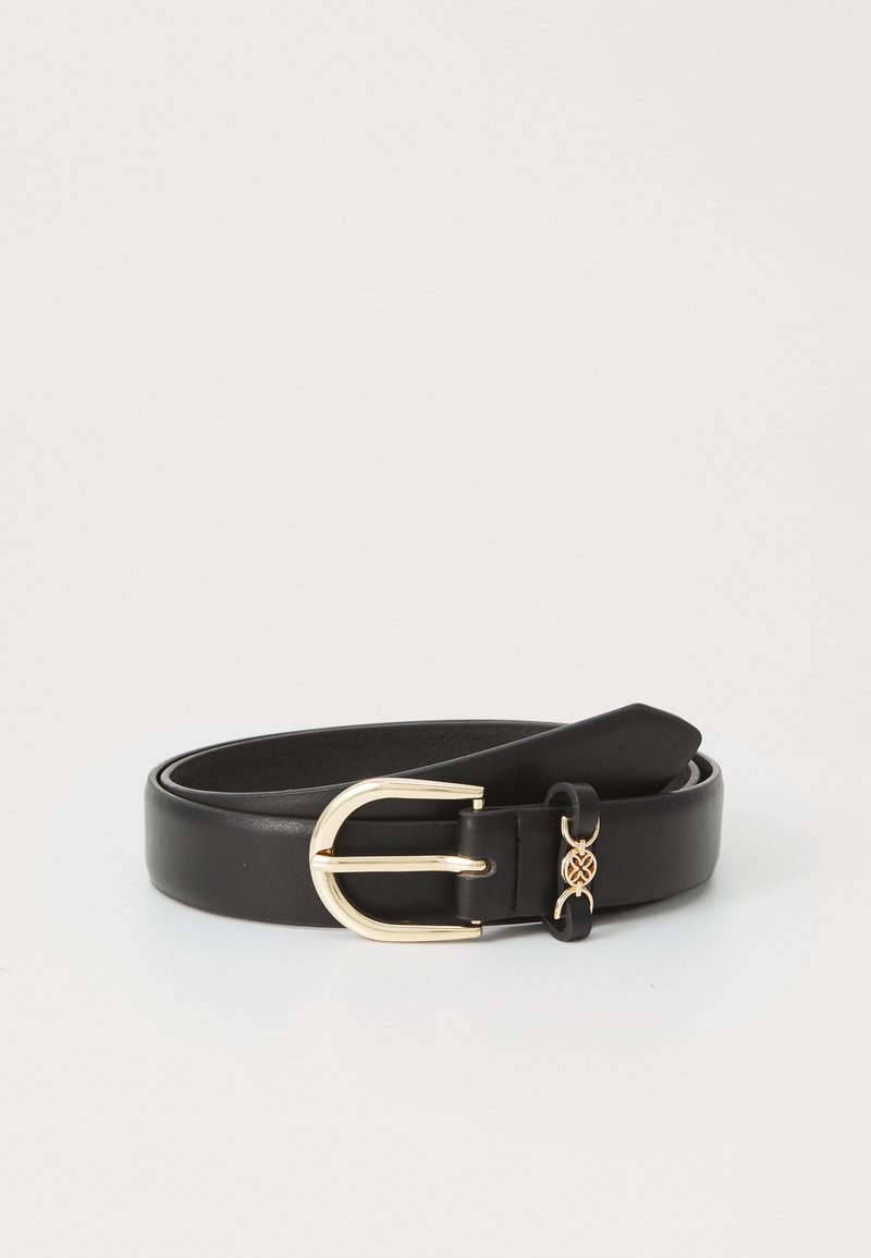Ceinture en cuir noir avec une boucle en métal doré. Présente une texture lisse et un accent de matériel décoratif près de la boucle.