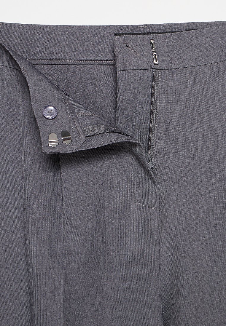 Graue Hosen aus glattem Material, mit Reißverschluss, Knopfverschluss und taillierter Taille. Ziernähte entlang der Nähte.