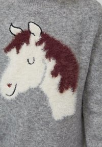 Miękki szary sweter z puszystym wzorem głowy konia w kolorze białym i brązowym, z zamkniętymi oczami i małym uśmiechem.