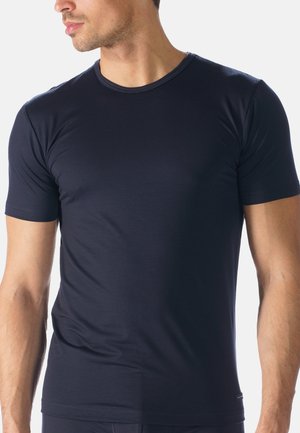 Granatowy t-shirt z krótkim rękawem wykonany z miękkiego materiału, posiadający okrągły dekolt i dopasowany krój. Teksturowany materiał z subtelnym połyskiem.
