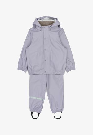 Ľahká nepremokavá detská bunda svetlofialovej farby s kapucňou a podšitým vnútrom, v kombinácii so sladeneými pršiplášťovými nohavicami s elastickými manžetami, reflexnou páskou a popruhmi na nohy.