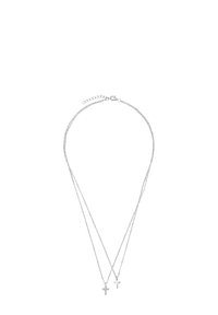 Srebrny podwójny naszyjnik z dwoma małymi medalionami w kształcie krzyża, z których jeden ozdobiony jest akcentem kamieni, połączonymi delikatnym łańcuszkiem. Z regulowanym zapięciem.