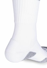 Witte sportsock met ribbelstructuur. Heeft een versterkte grijze hiel en teen voor duurzaamheid. Het ontwerp is enkel-lang en snug-fitting.