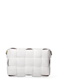 Borsa in pelle bianca con un design intrecciato, forma rettangolare e una texture liscia. Presenta un delicato motivo di cuciture e una chiusura a morsetto.