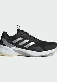 Zwarte sportschoen met een bovenwerk van mesh en synthetisch materiaal. Heeft drie zilveren strepen, een gestructureerde zwarte neuskap en een witte middenzool met een rubberen buitenzool.