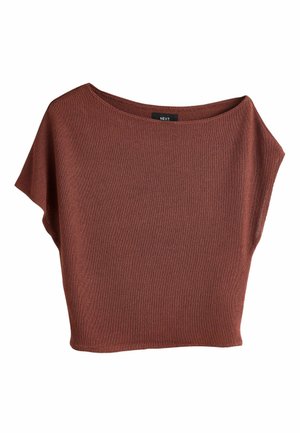 Haut en maille à manches courtes de couleur rouille, avec un large col bateau et une coupe carrée, doté d'une petite étiquette de marque noire à l'intérieur du col.