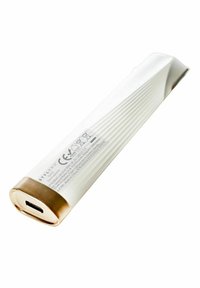 Vit laddningsenhet med en ruggad yta, guldbas och USB-C-port. Har varumärke och certifieringssymboler på sidan.