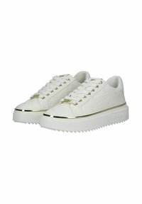 Sneaker bianche con accessori dorati, parte superiore testurizzata, lacci e una spessa suola piattaforma bianca con bordo seghettato. Dettaglio del logo trasparente sul lato.
