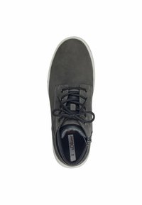 Basket en cuir gris mi-haut avec lacets noirs, semelle blanche et doublure intérieure douce. Équipée d'une fermeture éclair sur le côté pour un enfilage facile.