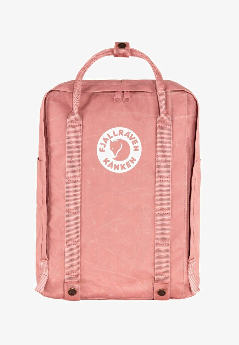 Sac à dos Kånken Fjällräven rose avec une forme rectangulaire, un fond plat, un patch logo, deux poignées supérieures et des bretelles réglables.