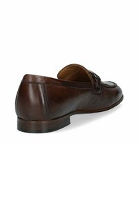 Mocassino in pelle marrone con punta arrotondata, cuciture minimali e tacco basso impilato. Presenta una texture liscia e un design classico.