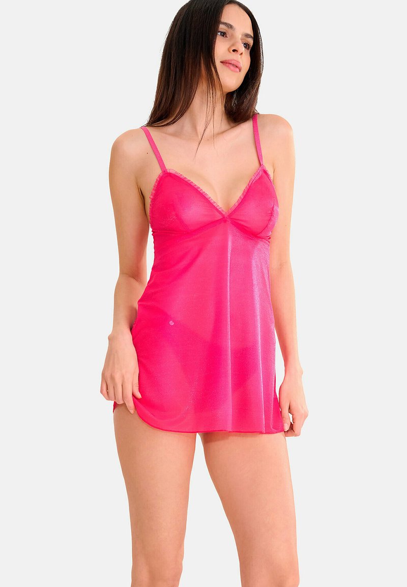 Nuisette rose en chiffon avec des bretelles fines et un décolleté en V, en tissu texturé et avec un éclat subtil, tombant jusqu'à mi-cuisse.